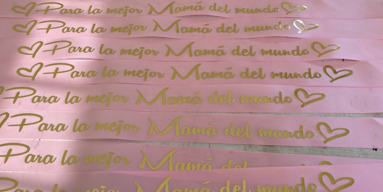 Listón: Para Mamá, trae varias leyendas